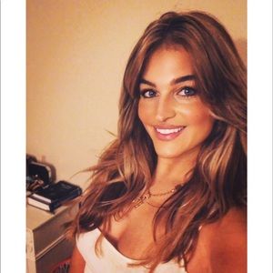 Meet your Posher, Dainia